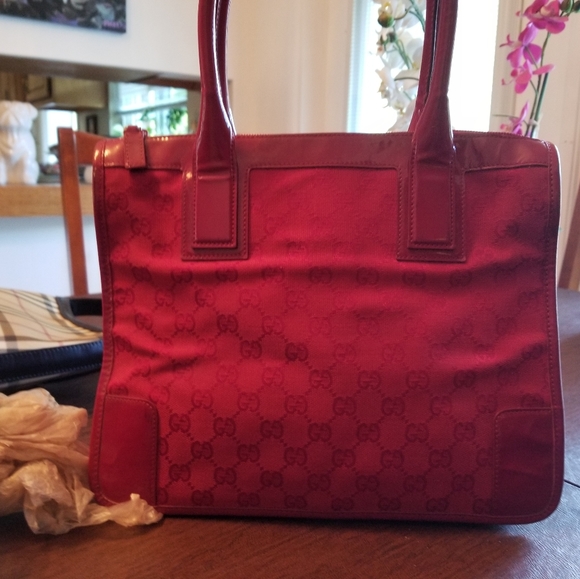 GUCCI Vintage red signature tote in very good condition. Comes with COA - Picture 4 of 13